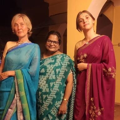 Lakshmi et ses élèves italiennes durant l'atelier sari