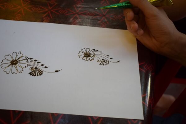 apprendre à dessiner des tatouages au henné en DIY à Pondichéry au centre culturel Sita
