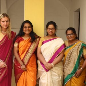 toutes en sari avec Lakshmi à sita cultural center en Inde