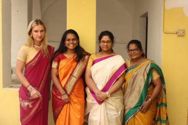 toutes en sari avec Lakshmi à sita cultural center en Inde